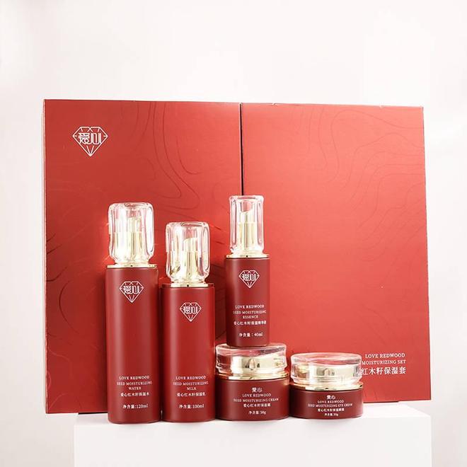 湿乳：如暮春风拂予肌肤细腻滋养pg电子中国爱心301红木籽保(图2)