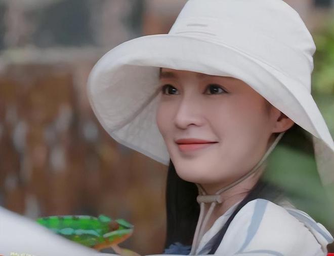 点”的李沁惊艳整个人面相变了惊鸿一瞥pg电子免费模拟器一档综艺被“一脸斑(图8)