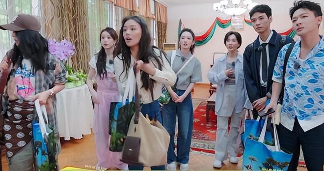 点”的李沁惊艳整个人面相变了惊鸿一瞥pg电子免费模拟器一档综艺被“一脸斑(图17)