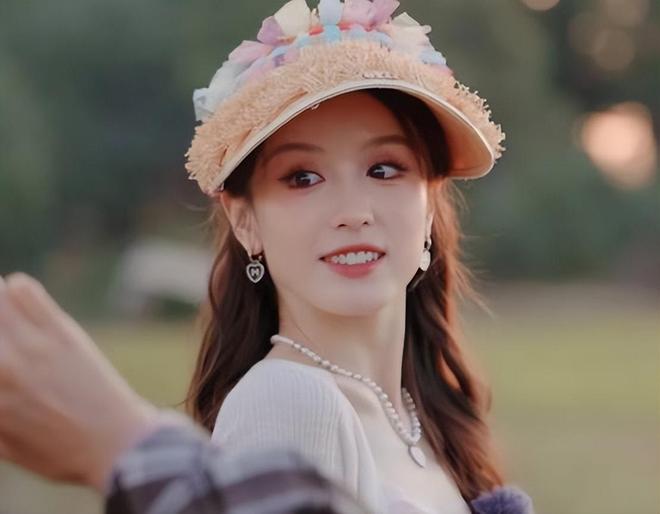 点”的李沁惊艳整个人面相变了惊鸿一瞥pg电子免费模拟器一档综艺被“一脸斑(图21)